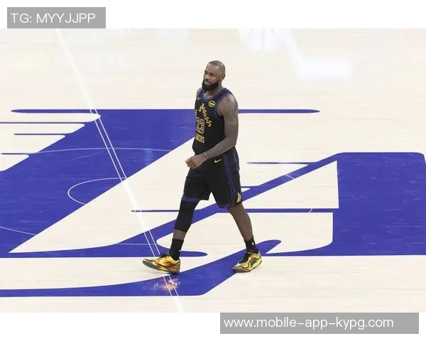 詹姆斯投篮与传球给八村的差异何在为何引发如此争议